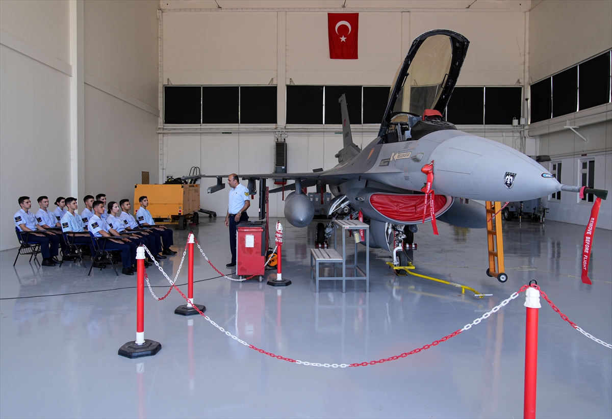 Geleceğin hava astsubayları İzmir'de yetişiyor