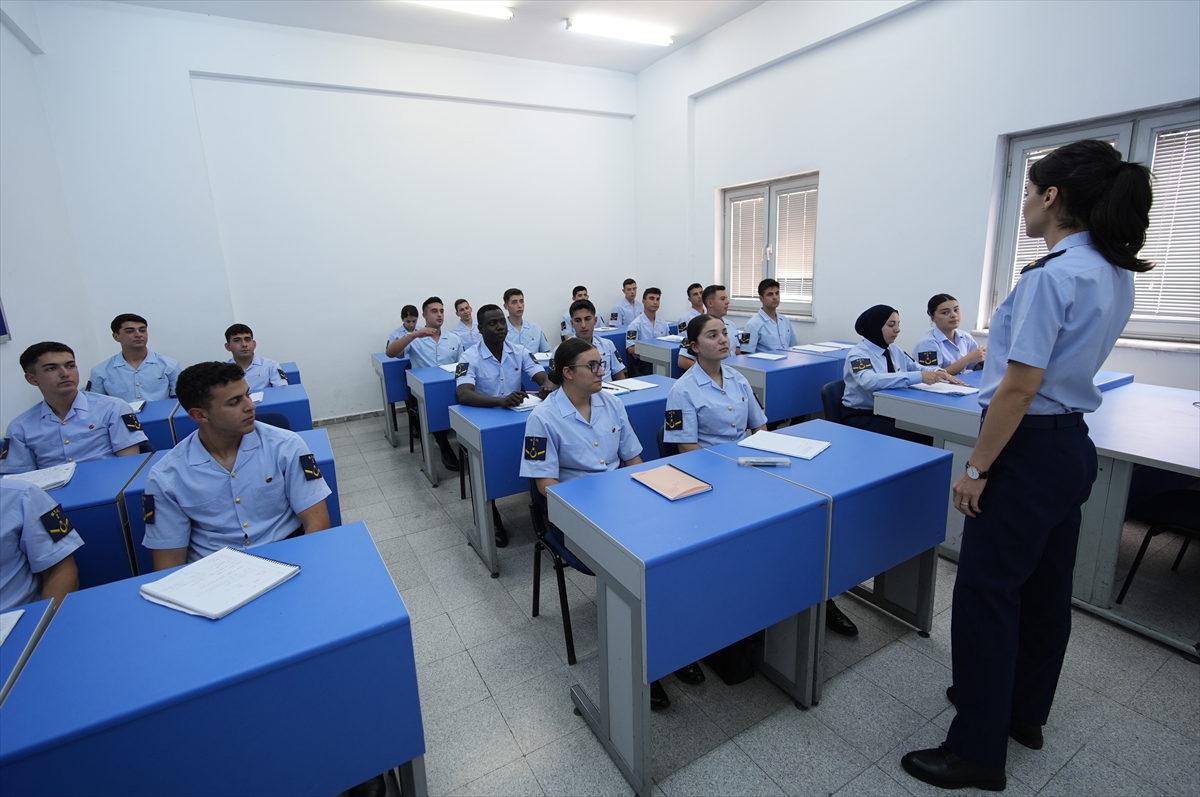 Geleceğin hava astsubayları İzmir'de yetişiyor