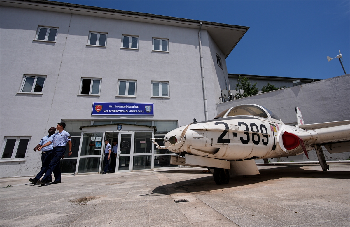 Geleceğin hava astsubayları İzmir'de yetişiyor