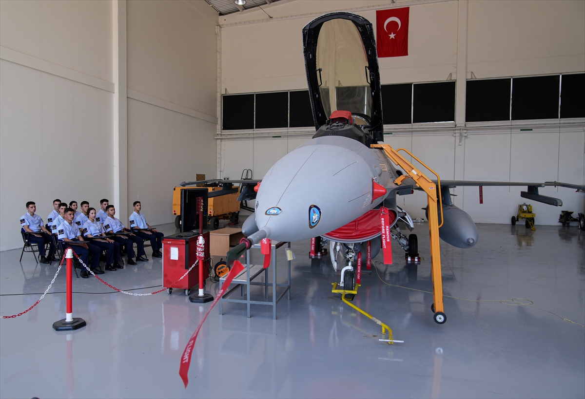 Geleceğin hava astsubayları İzmir'de yetişiyor