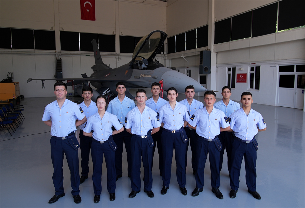 Geleceğin hava astsubayları İzmir'de yetişiyor