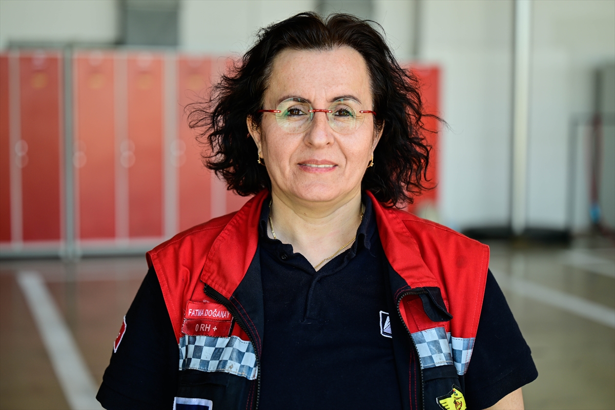 Sabiha Gökçen Havalimanı'nda görevli kadın itfaiye şoförü 26 yıldır işini tutkuyla yapıyor
