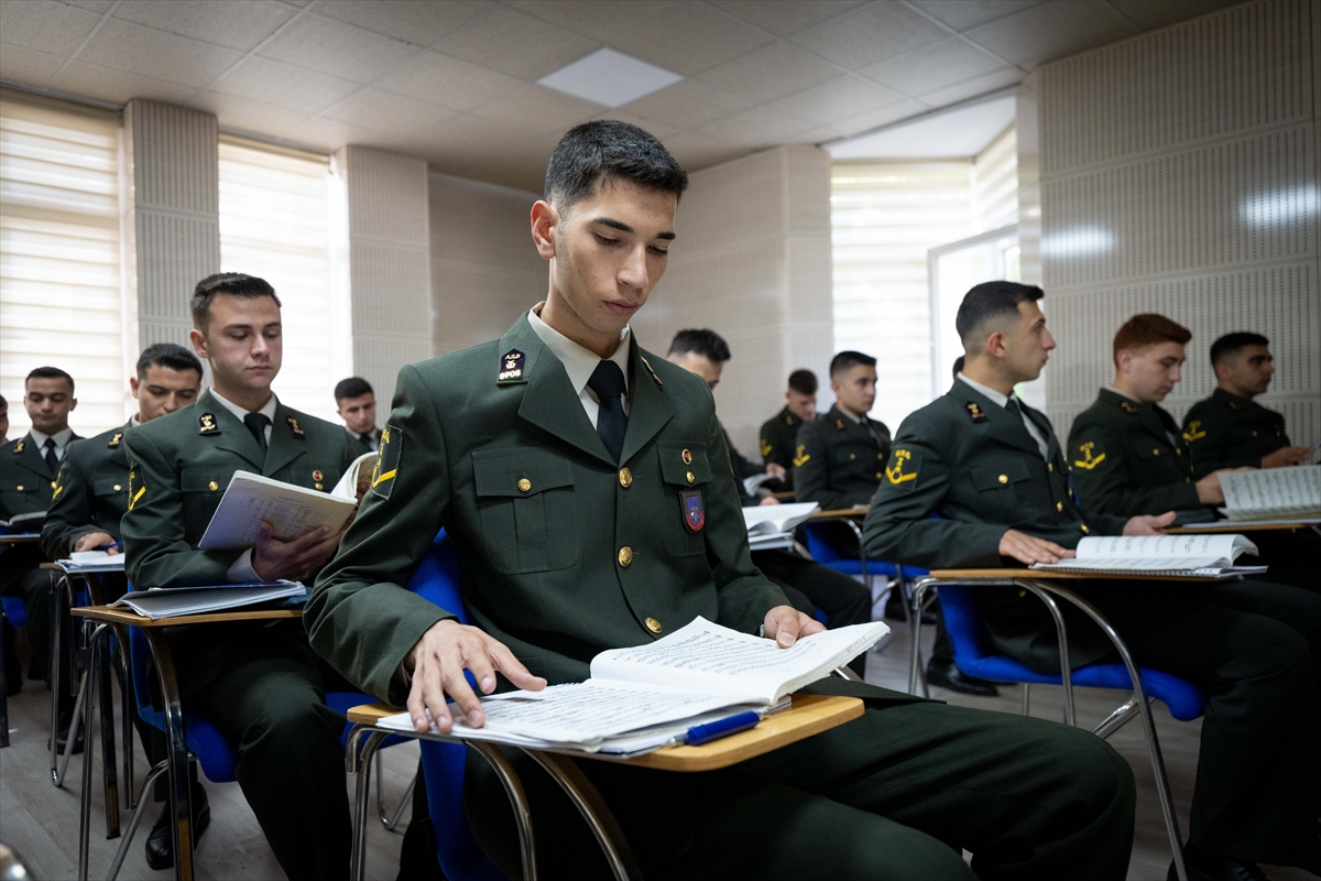 TSK'nın bando astsubayları hem asker hem profesyonel müzisyen olarak yetişiyor