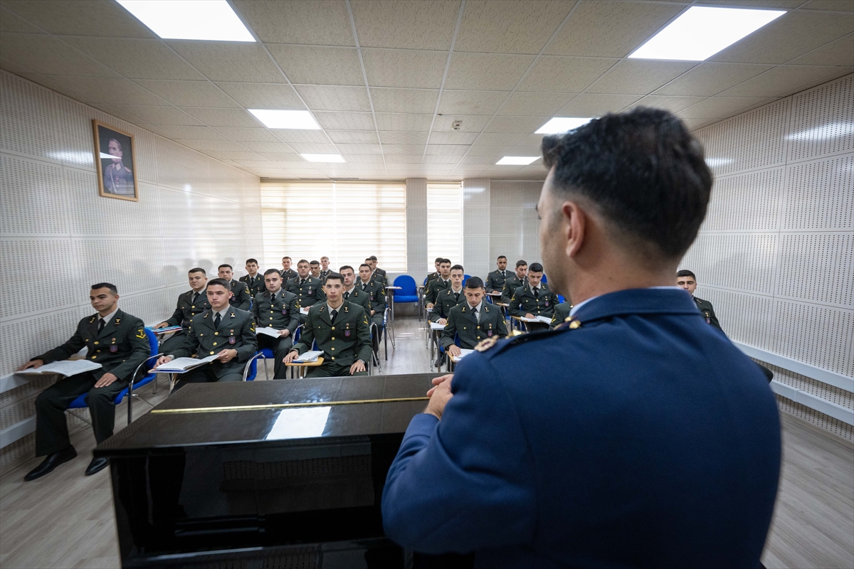 TSK'nın bando astsubayları hem asker hem profesyonel müzisyen olarak yetişiyor