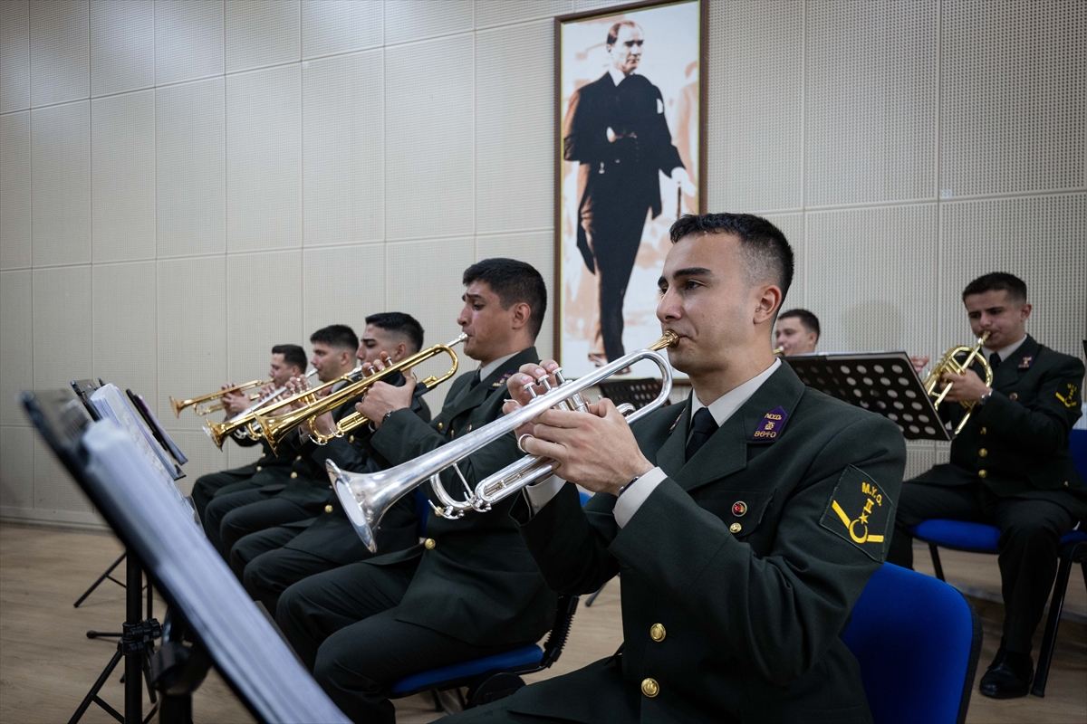 TSK'nın bando astsubayları hem asker hem profesyonel müzisyen olarak yetişiyor