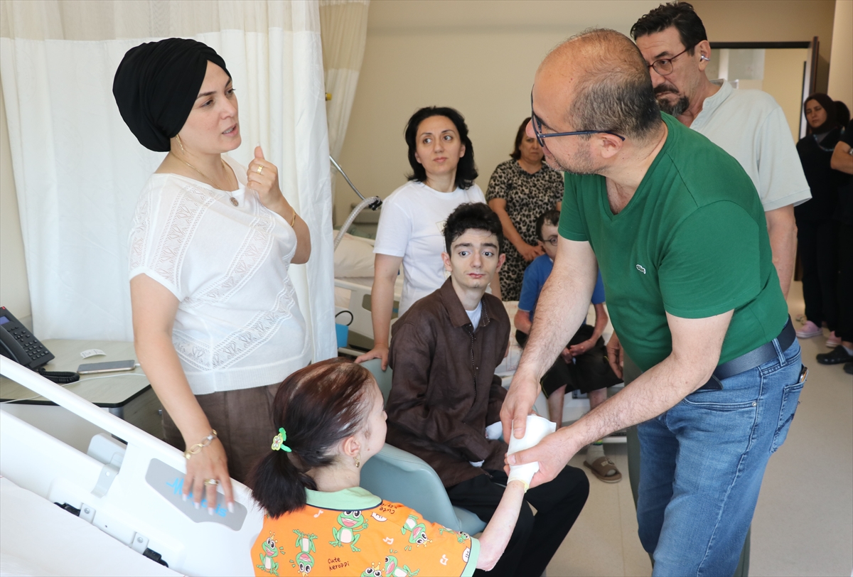 Azerbaycanlı kelebek hastalarının yaşamı Kütahya Şehir Hastanesindeki ameliyatla kolaylaştı