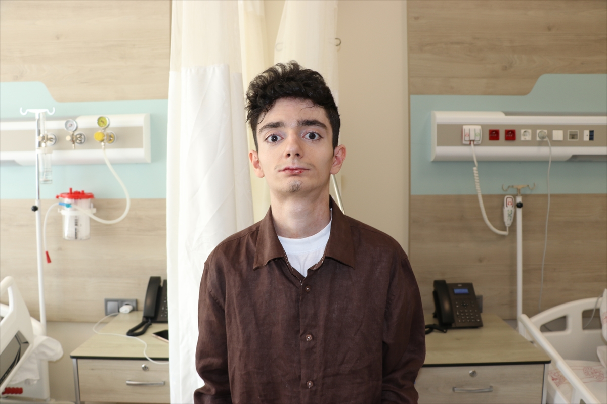 Azerbaycanlı kelebek hastalarının yaşamı Kütahya Şehir Hastanesindeki ameliyatla kolaylaştı