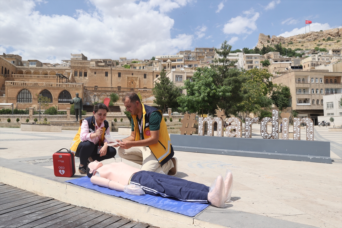 Mardin'de meydanlara yerleştirilen cihazlarla ani kalp durması vakalarına ilk müdahale yapılacak