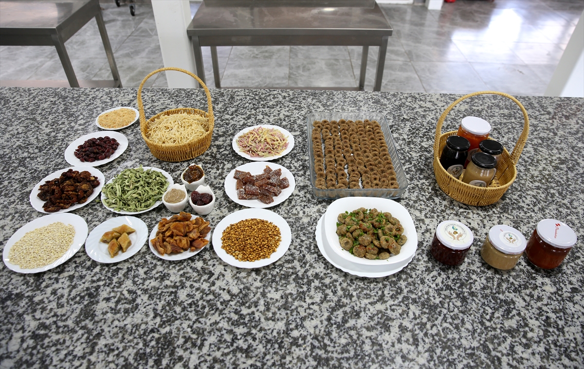 Güçlerini birleştirerek kooperatif kuran kadınlar yaklaşık 30 yöresel ürünü sofralara ulaştırıyor