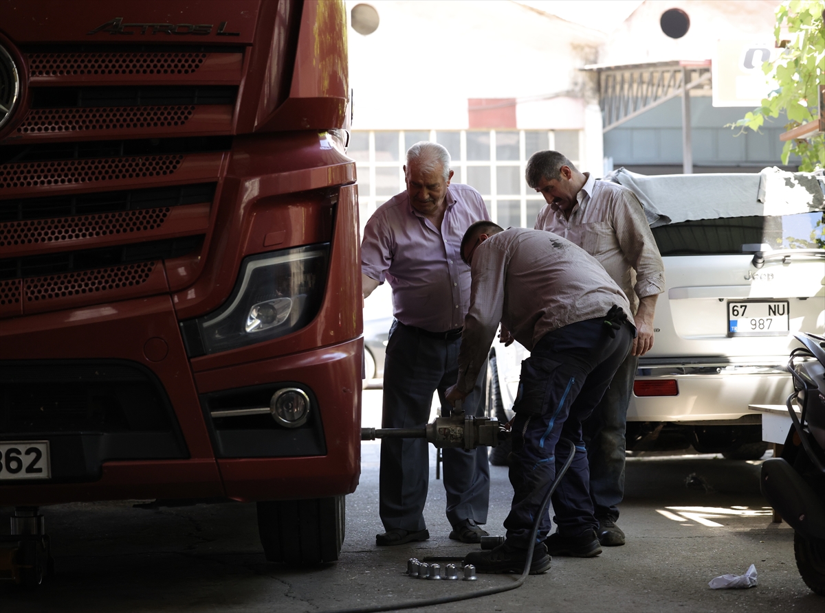 Üç kuşak bir arada ağır vasıta araçların bakım ve onarımını yapıyor
