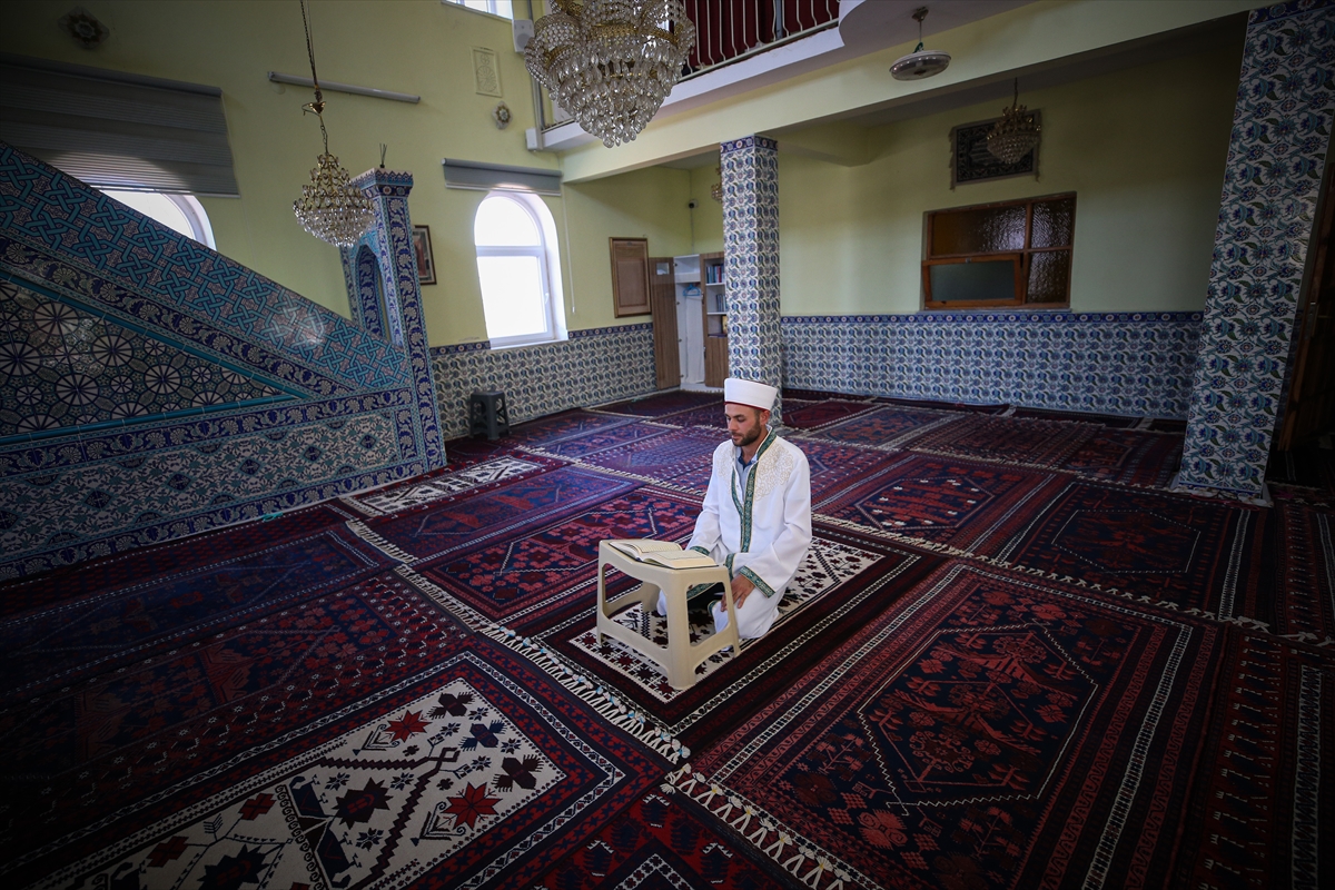 İlmek ilmek dokunan Yağcıbedir halıları kişinin vefatının ardından camiye seriliyor