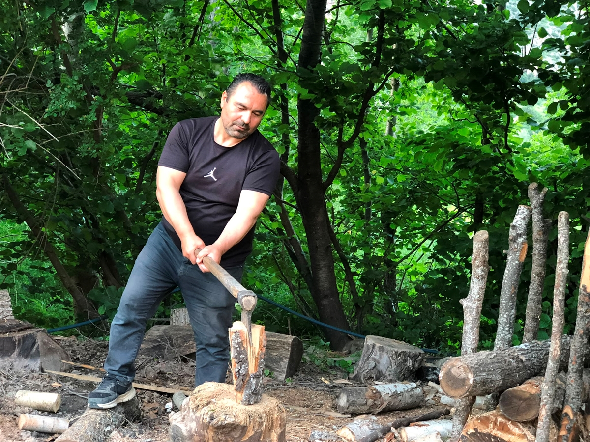 El emeğiyle kurduğu mesire alanında ziyaretçilerini ağırlıyor
