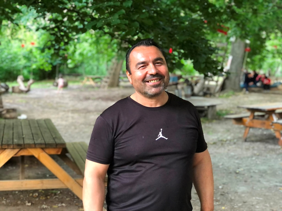 El emeğiyle kurduğu mesire alanında ziyaretçilerini ağırlıyor