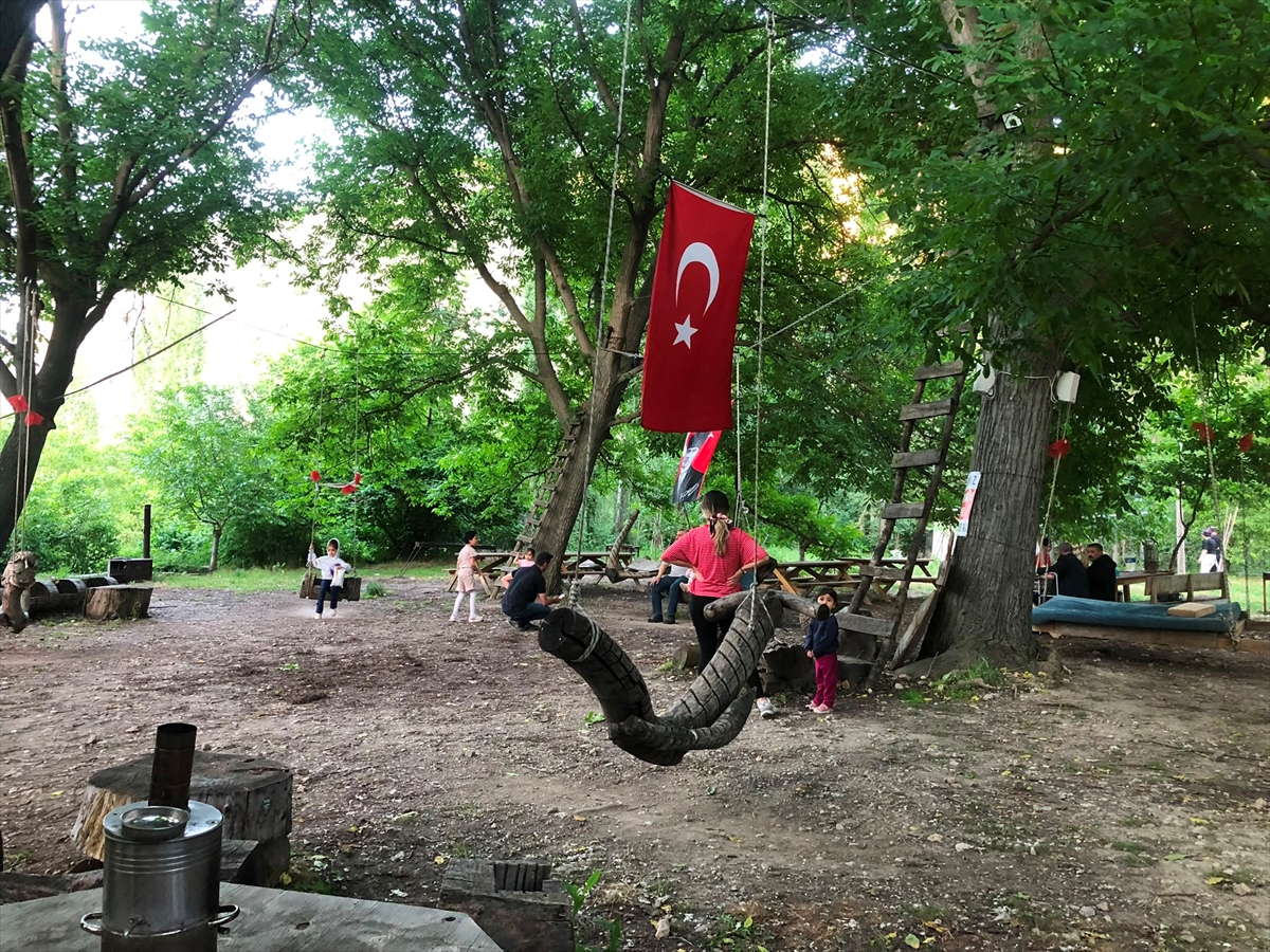 El emeğiyle kurduğu mesire alanında ziyaretçilerini ağırlıyor