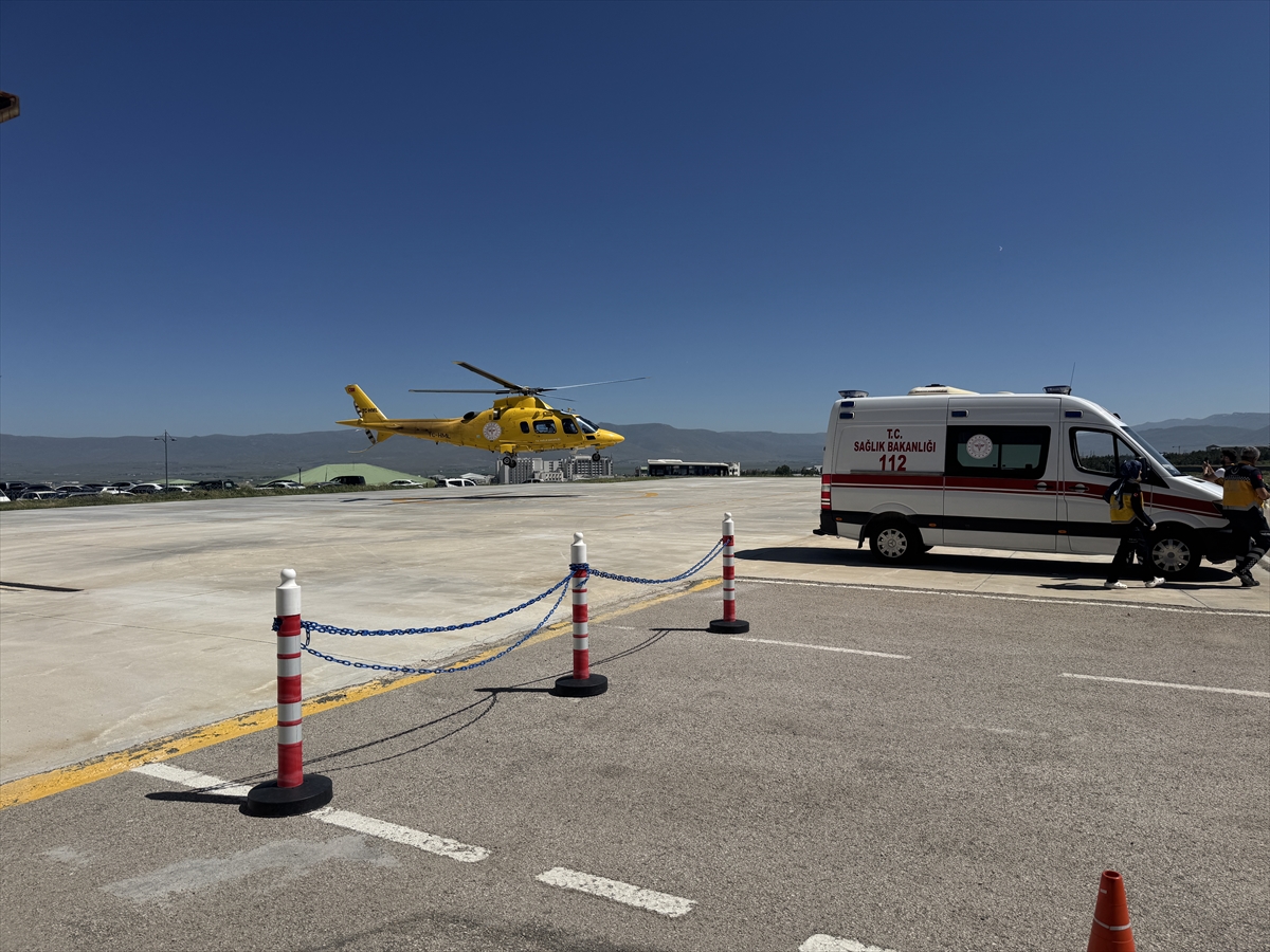 Erzurum'da boğa saldırısında yaralanan genç ambulans helikopterle hastaneye kaldırıldı