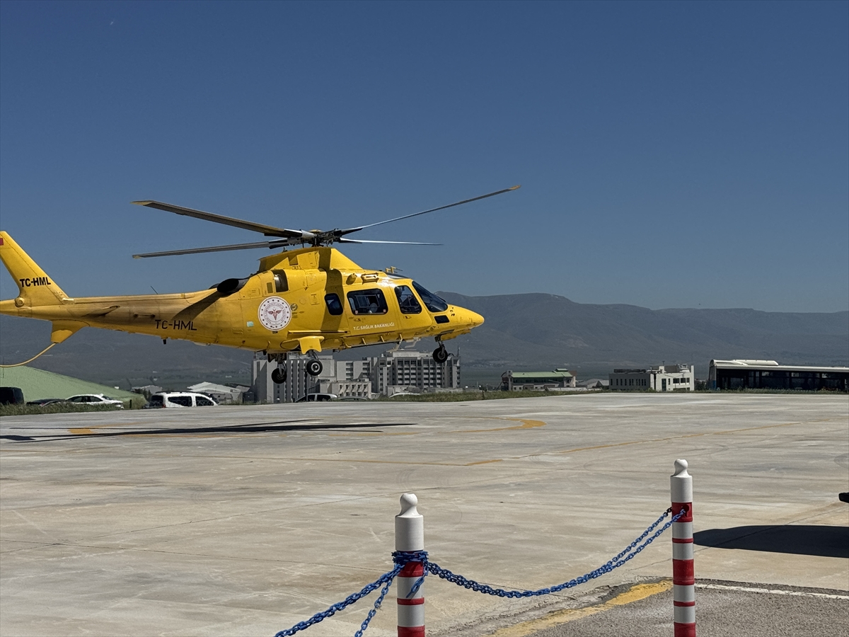 Erzurum'da boğa saldırısında yaralanan genç ambulans helikopterle hastaneye kaldırıldı