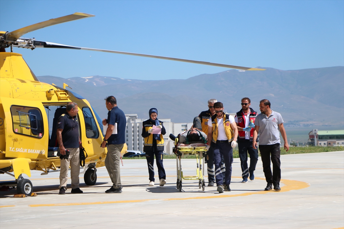 Erzurum'da boğa saldırısında yaralanan genç ambulans helikopterle hastaneye kaldırıldı