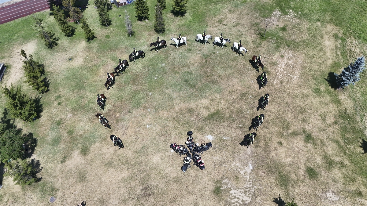 NATO Zirvesi için atlı polisler devriye başladı