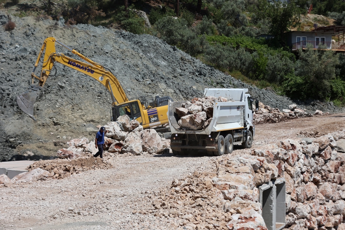 Seydikemer'de heyelanlı yol ulaşıma açılıyor