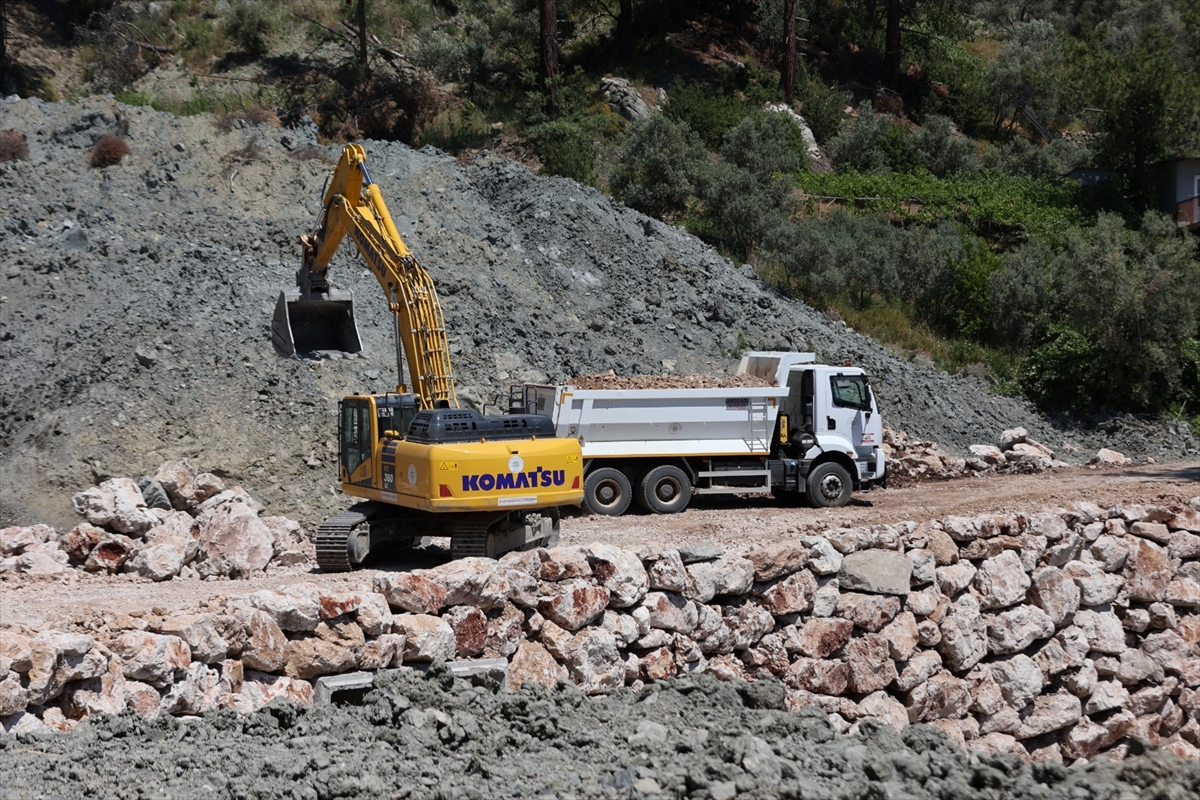 Seydikemer'de heyelanlı yol ulaşıma açılıyor