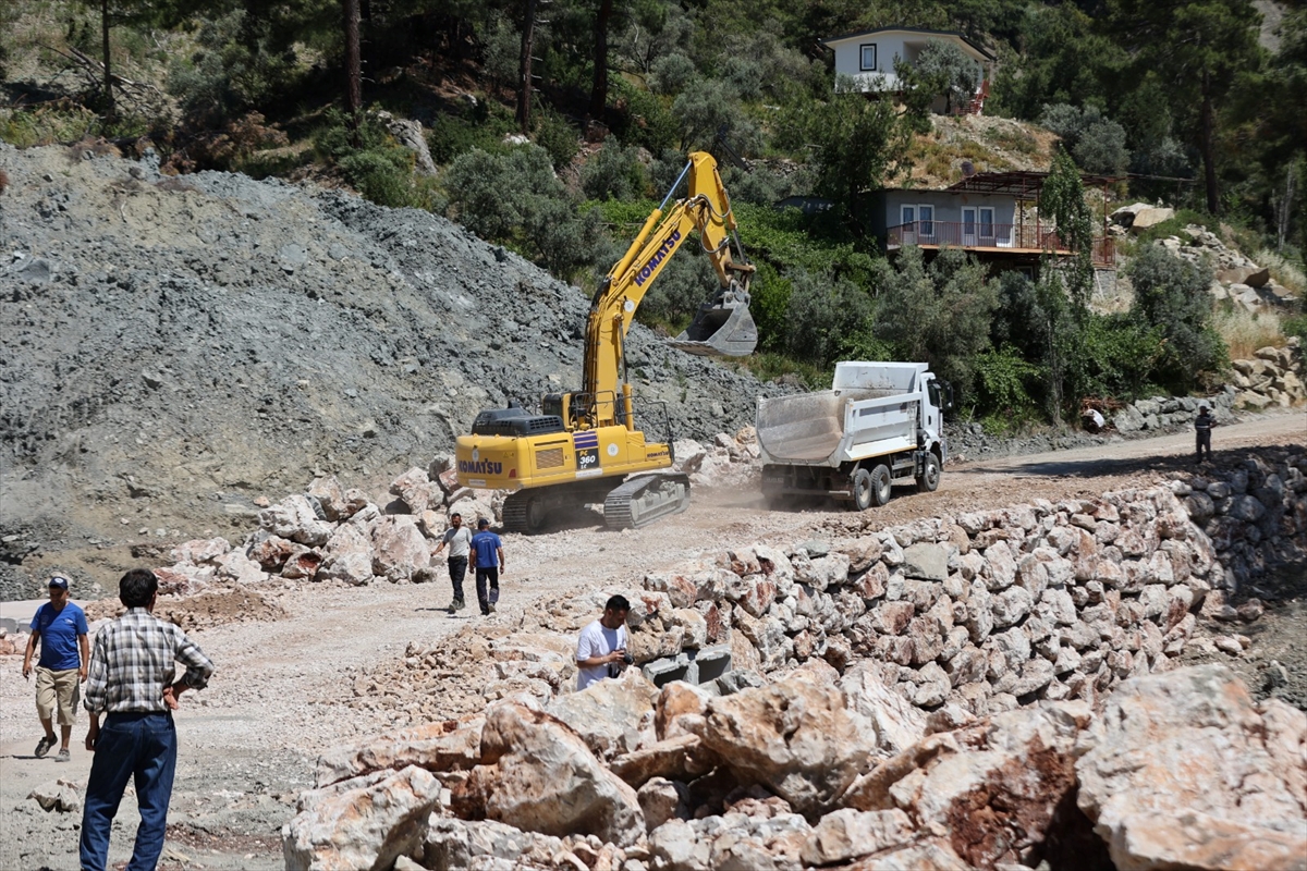 Seydikemer'de heyelanlı yol ulaşıma açılıyor