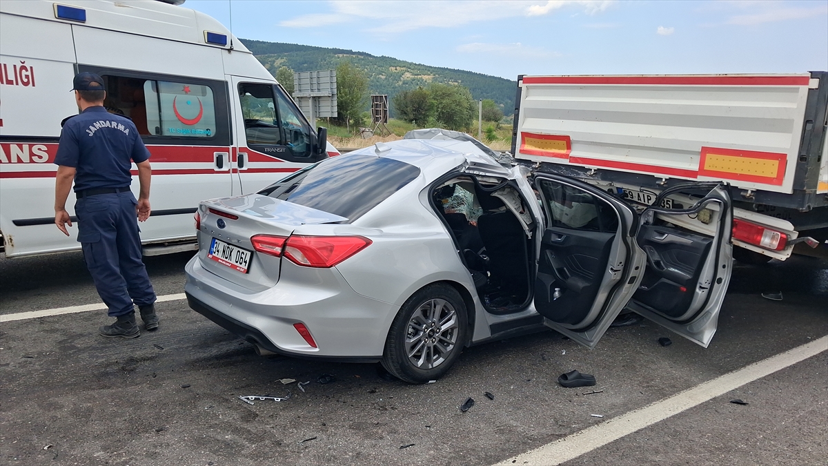 Karabük'te Tıra Çarpan Otomobilde 1 Ölü, 8 Yaralı