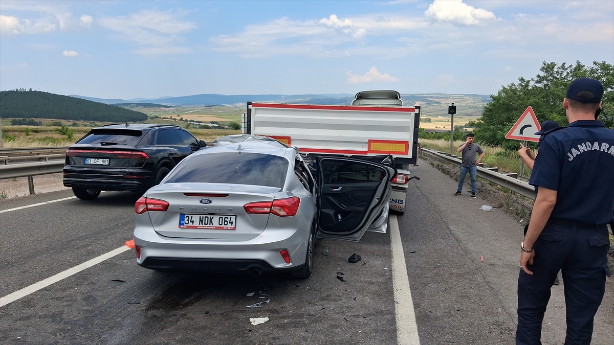 Karabük'te Tıra Çarpan Otomobilde 1 Ölü, 8 Yaralı