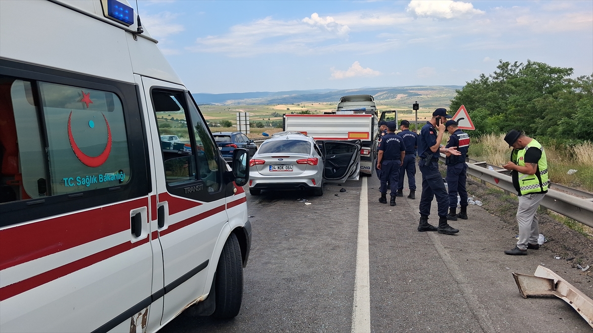 Karabük'te Tıra Çarpan Otomobilde 1 Ölü, 8 Yaralı