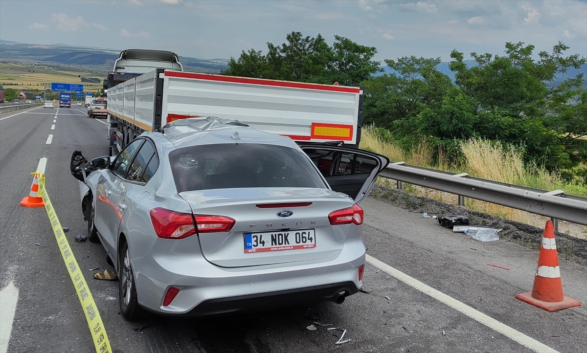 Karabük'te Tıra Çarpan Otomobilde 1 Ölü, 8 Yaralı