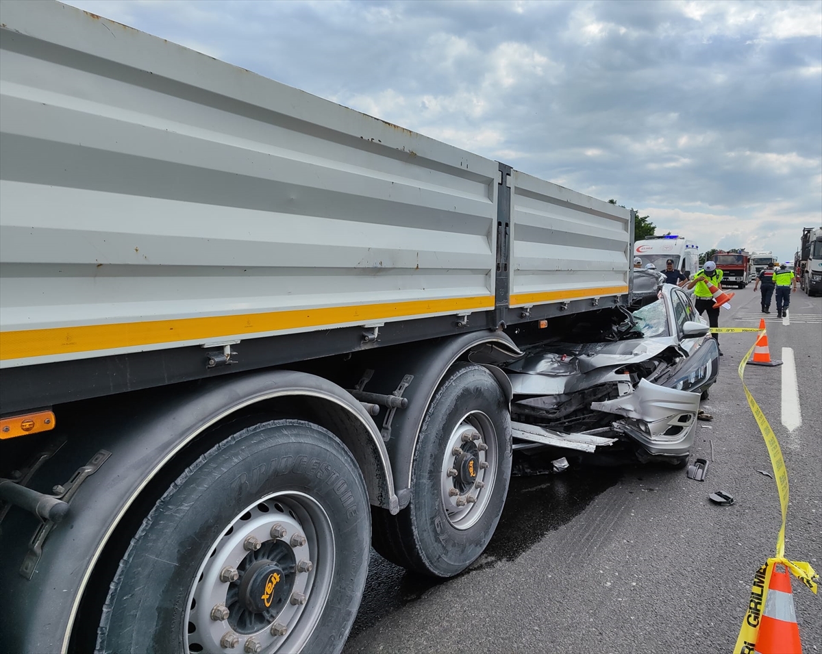 Karabük'te Tıra Çarpan Otomobilde 1 Ölü, 8 Yaralı