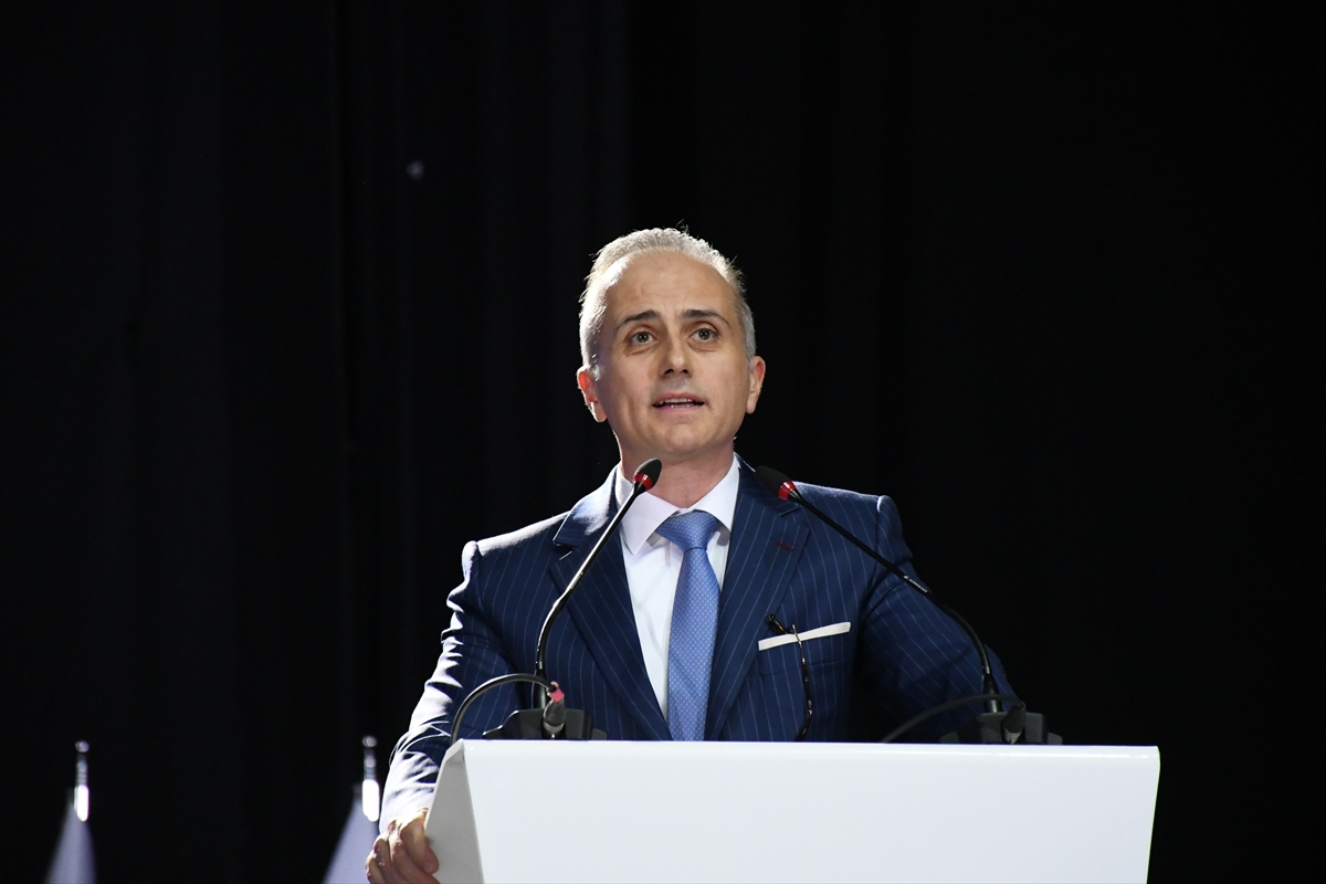 Tiran New York Üniversitesi mezunlarını verdi