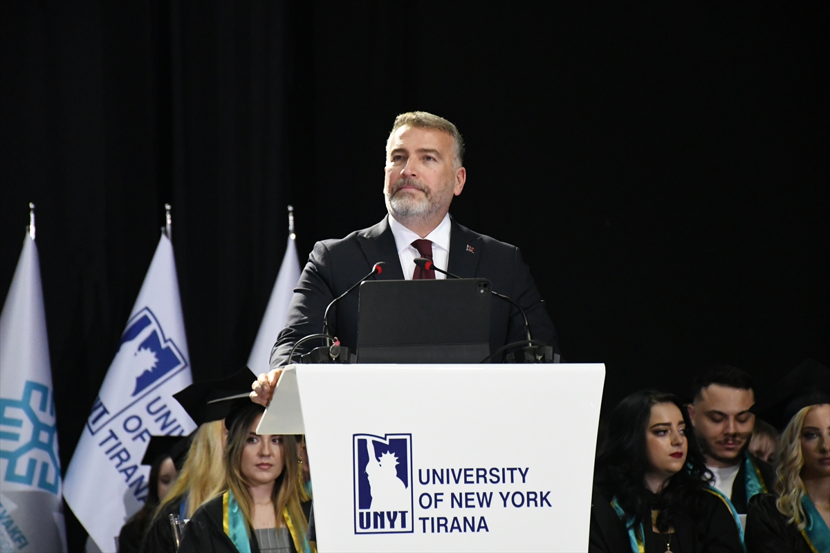 Tiran New York Üniversitesi mezunlarını verdi