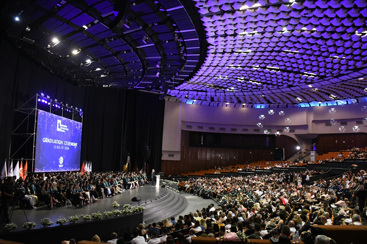 Tiran New York Üniversitesi mezunlarını verdi