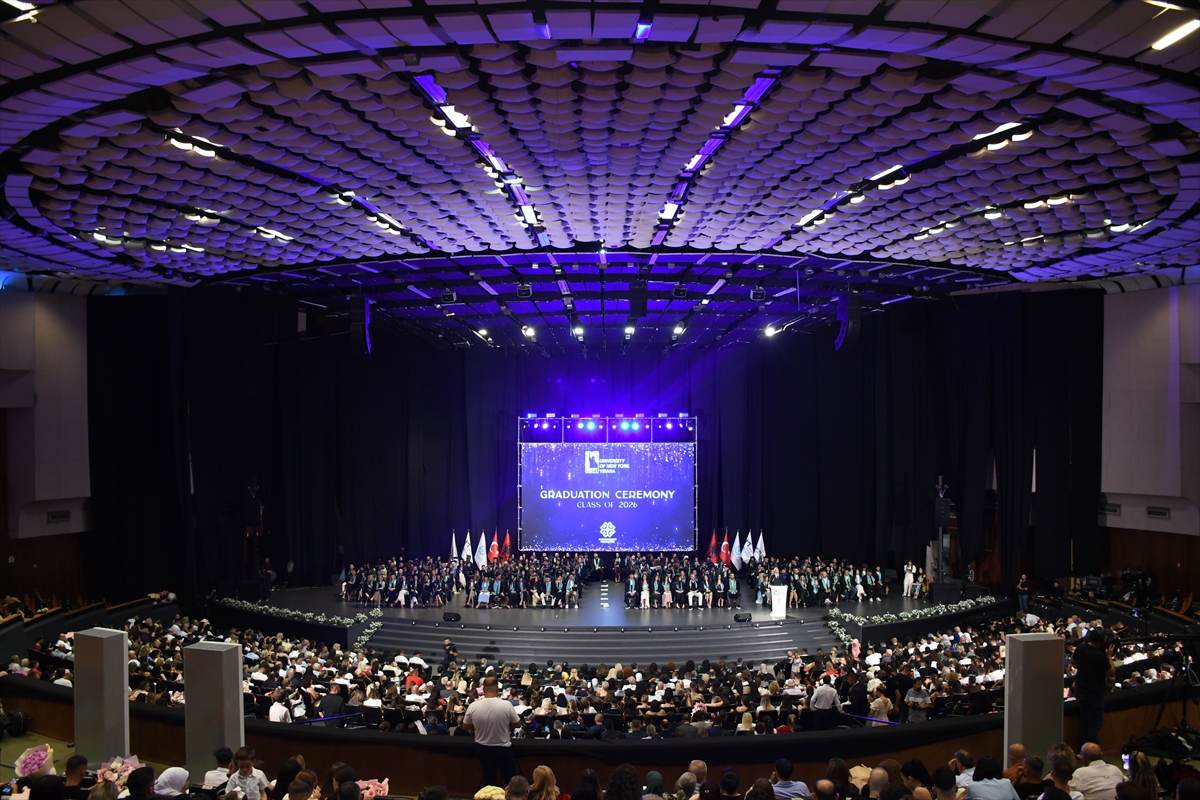 Tiran New York Üniversitesi mezunlarını verdi