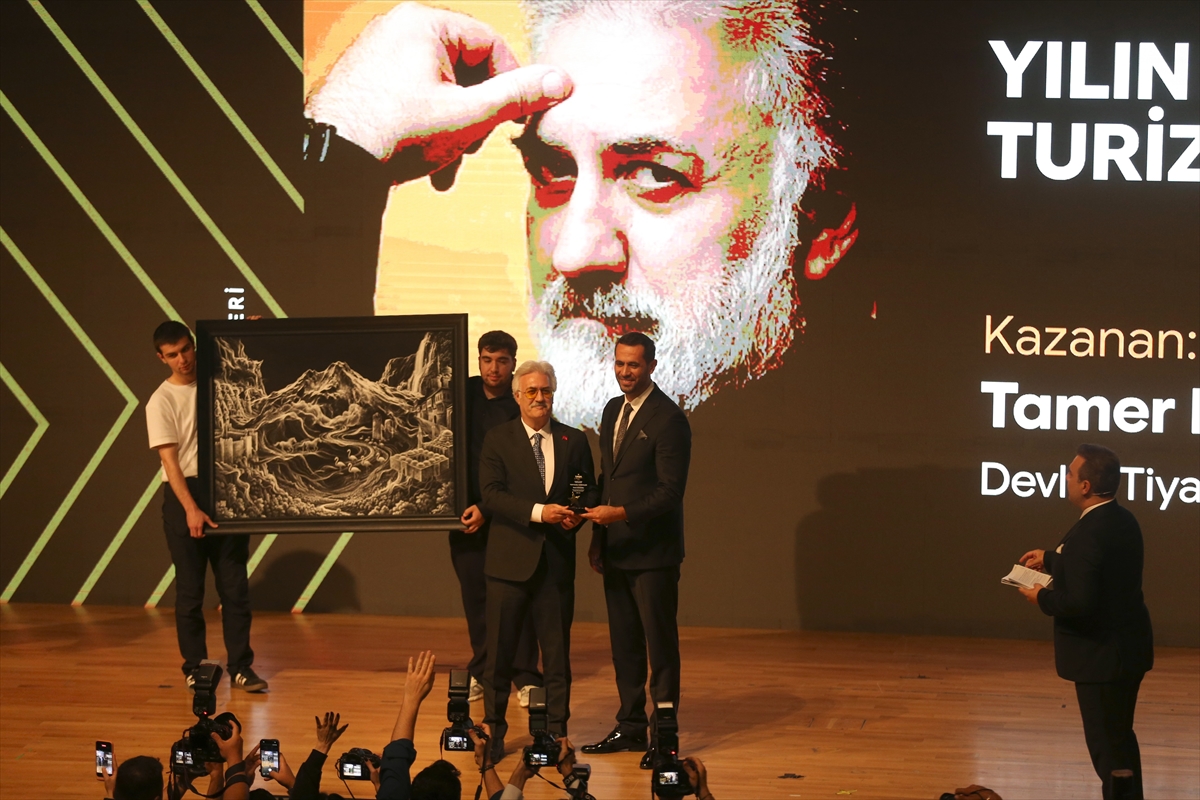 Tamer Karadağlı: Turizm elçisi ödülü aldım