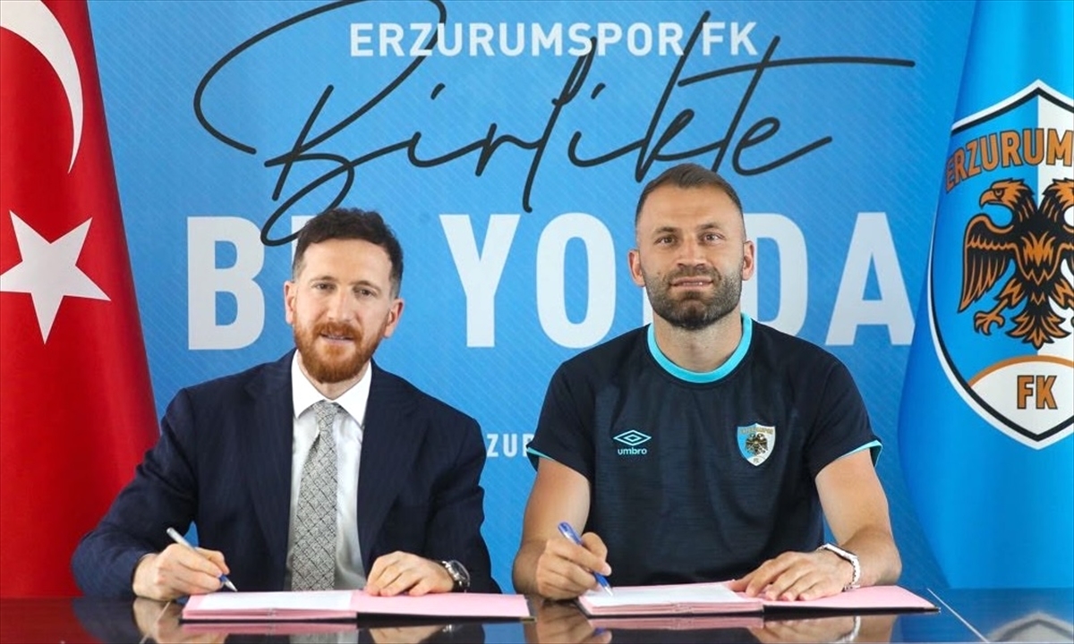 Erzurumspor FK: Özbalta ile 5 futbolcu sözleşme yeniledi