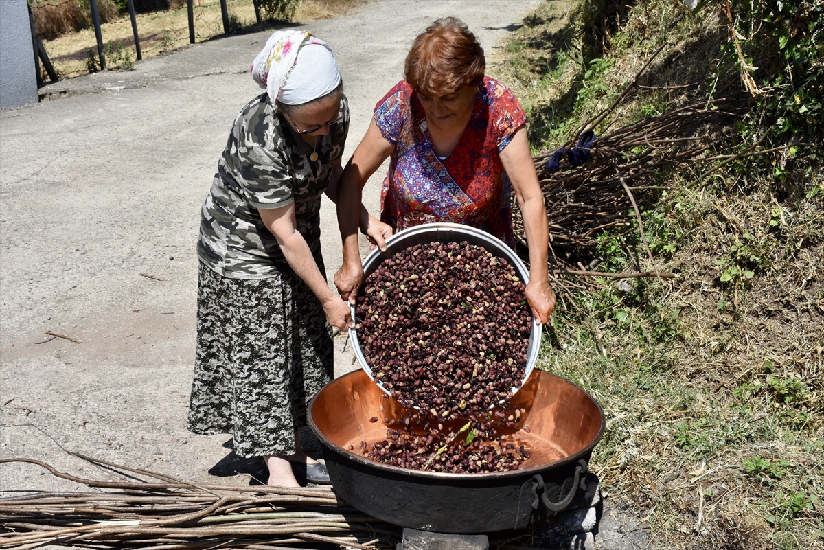 Karadenizli kadınlar imece usulü dut pekmezi kaynatıyor
