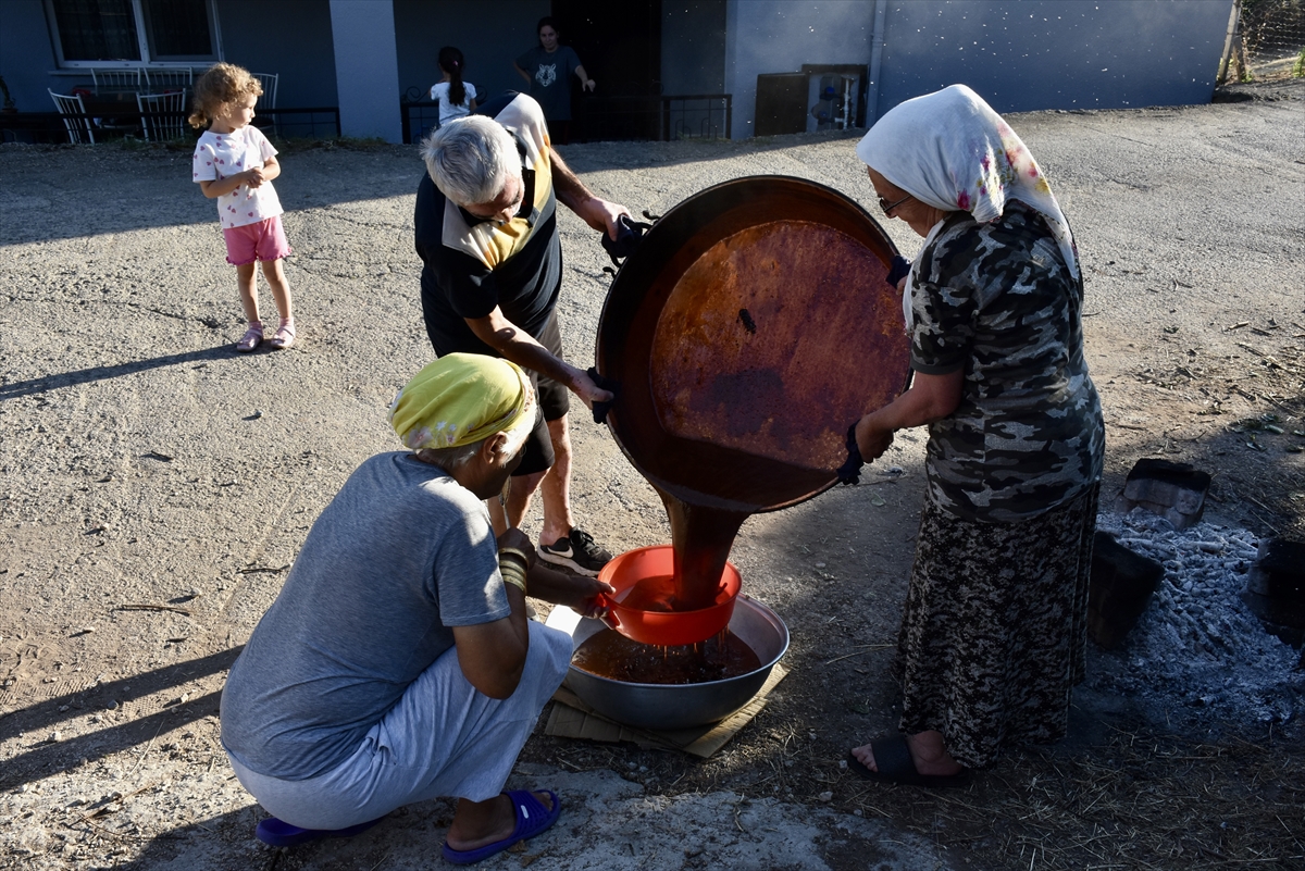 Karadenizli kadınlar imece usulü dut pekmezi kaynatıyor