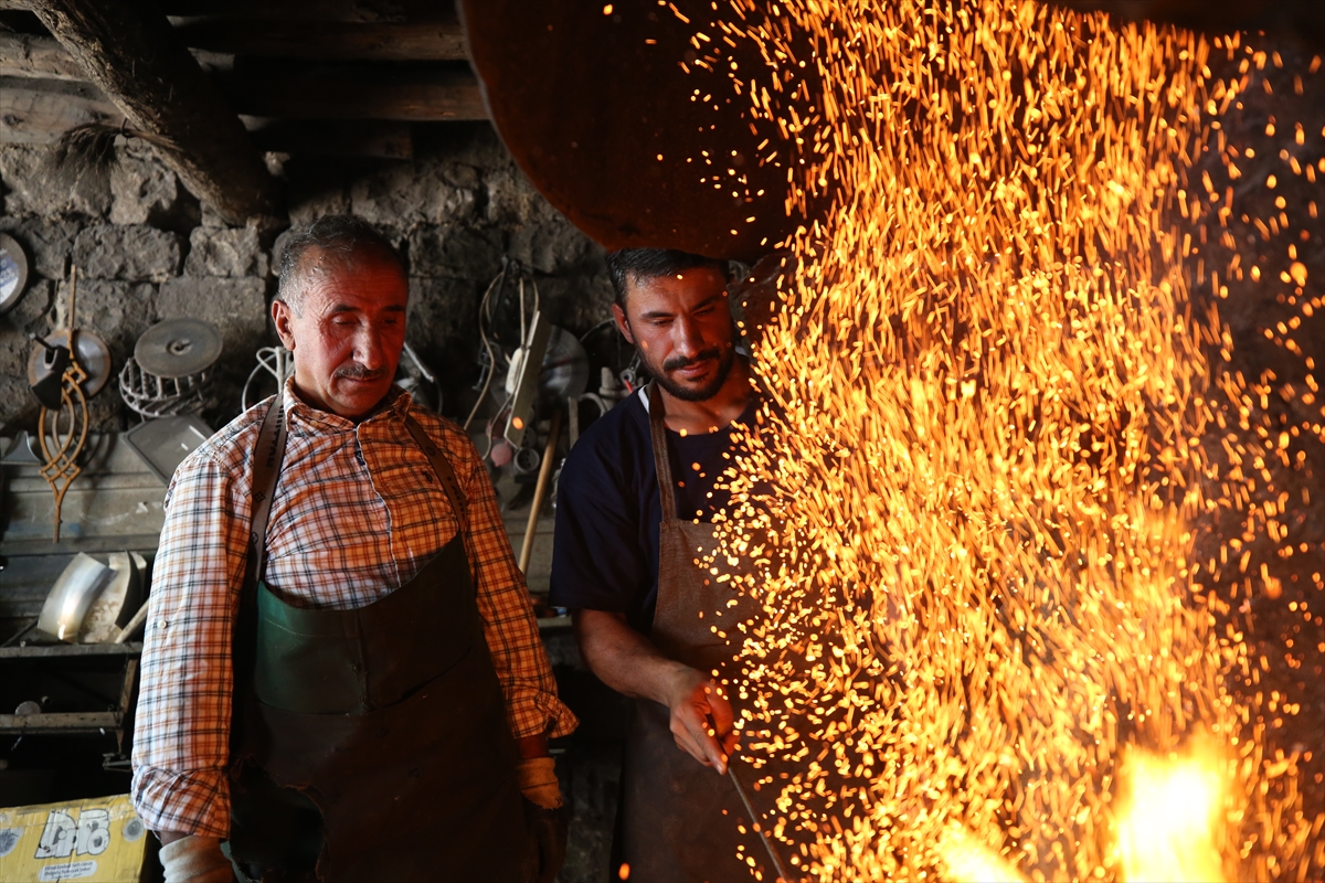 Baba ve oğul aynı örste demir dövüyor