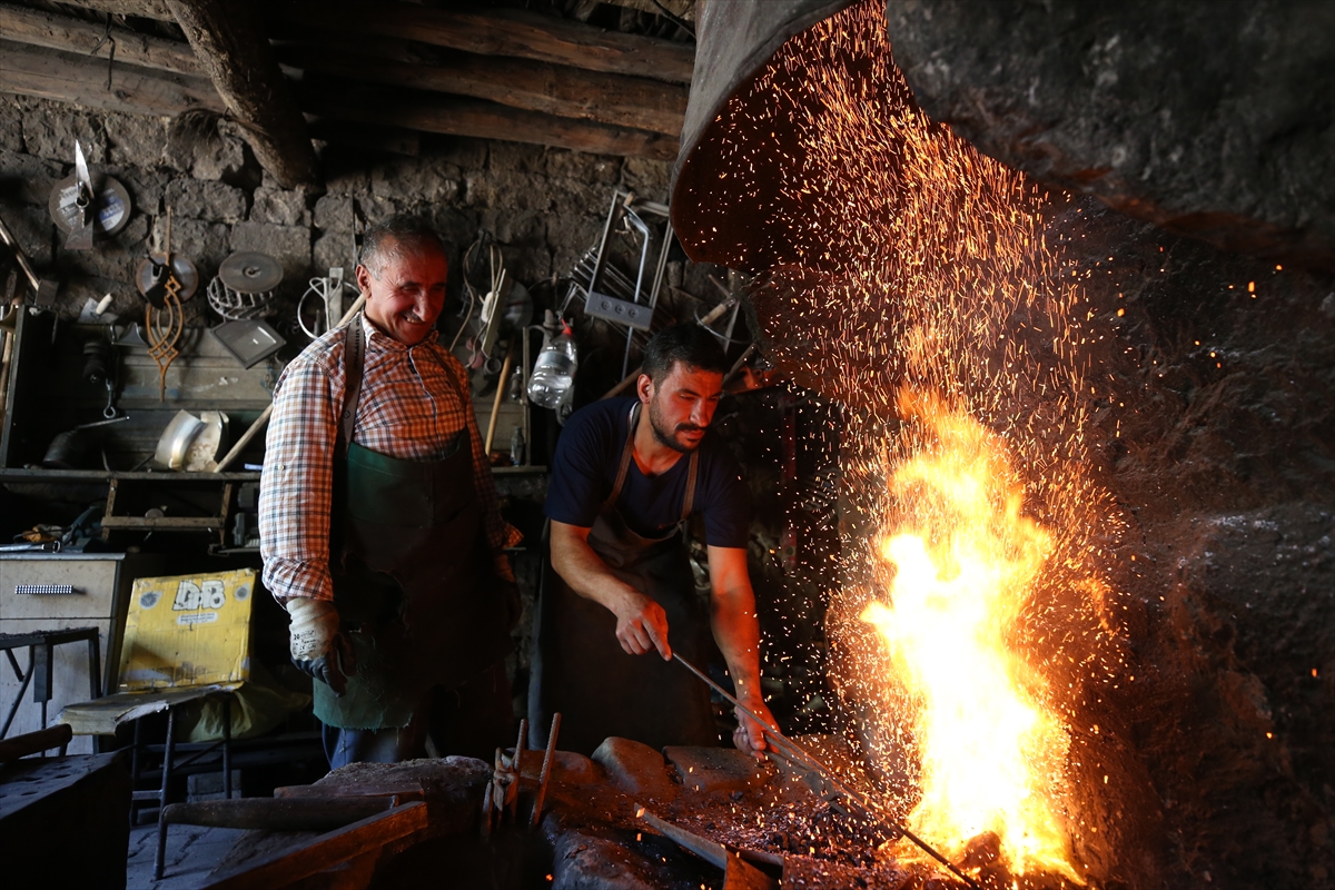Baba ve oğul aynı örste demir dövüyor