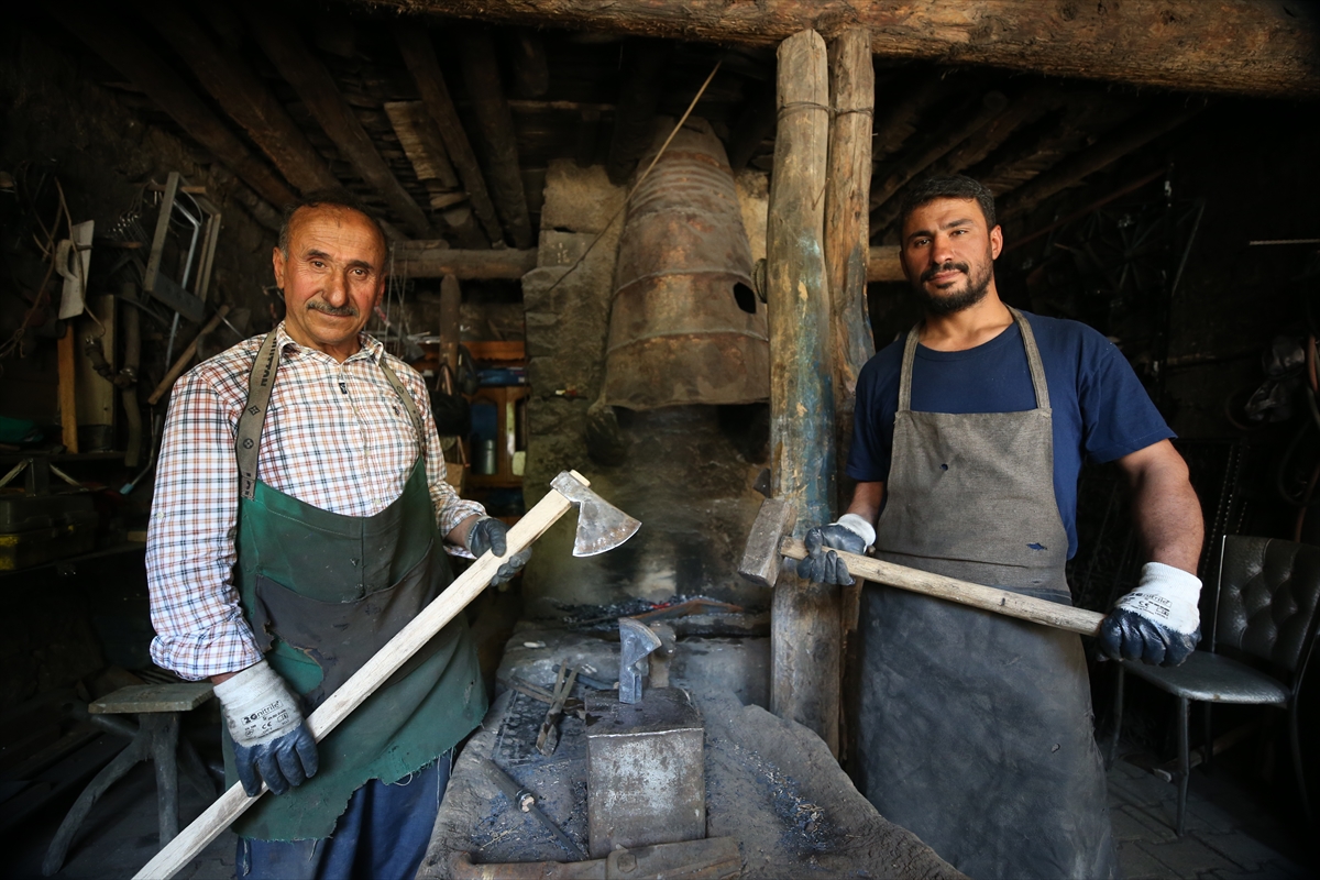 Baba ve oğul aynı örste demir dövüyor