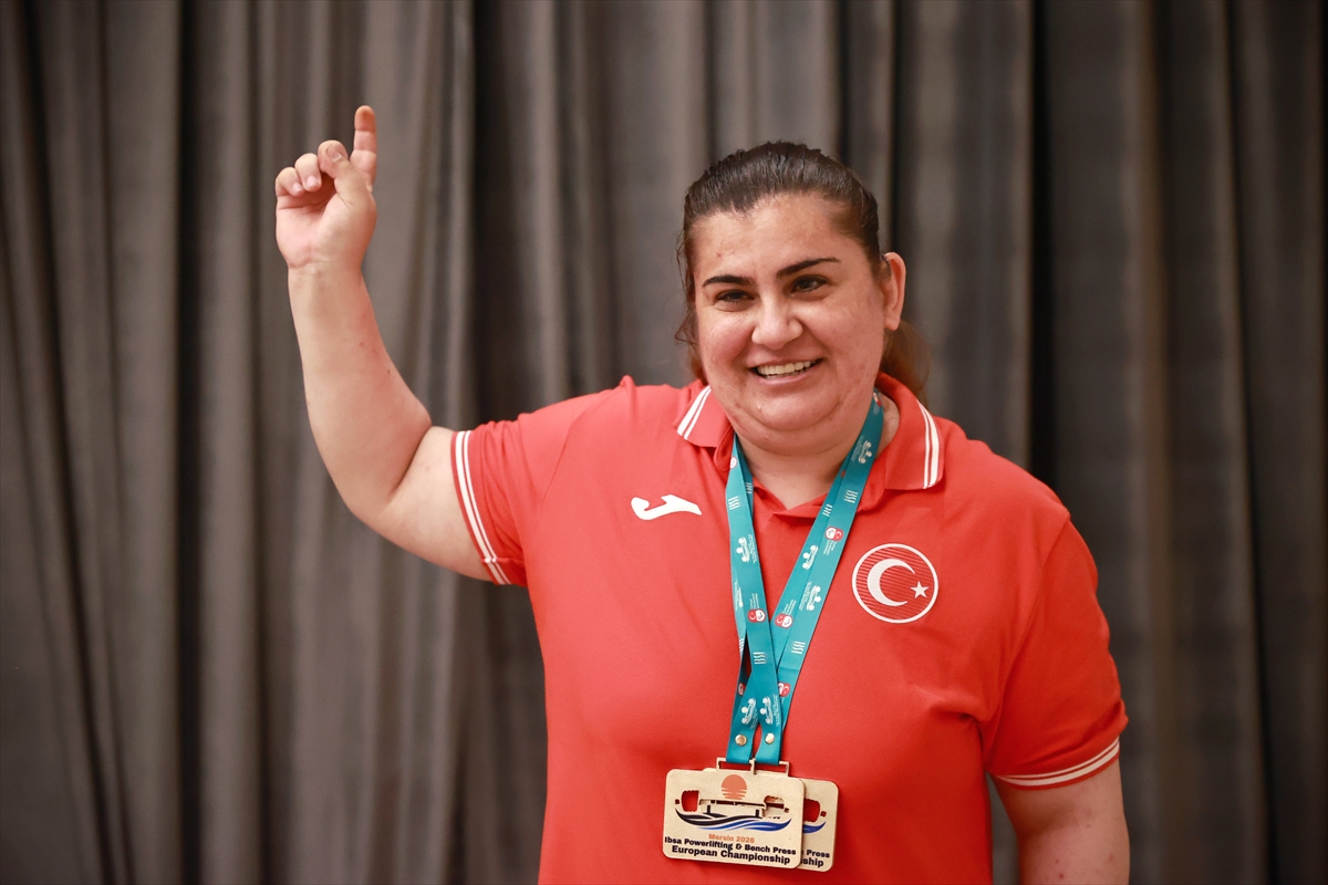 Sakatlıktan döndü, Avrupa Şampiyonası'nda 4 dünya rekoru kırıp 2 altın madalya kazandı