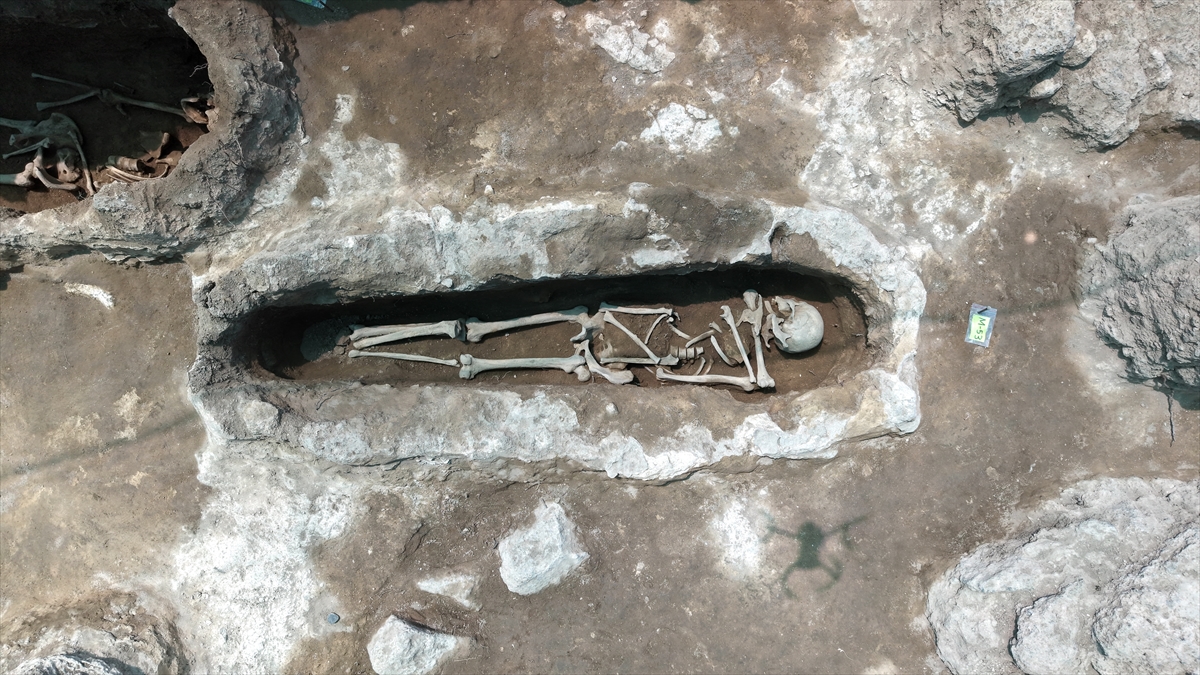 Malazgirt'teki kazılarda çıkarılan iskeletler bilim insanlarının merceğinde
