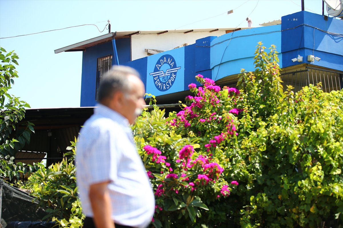 Adana Demirspor "sevgisini" evinin duvarına yansıttı