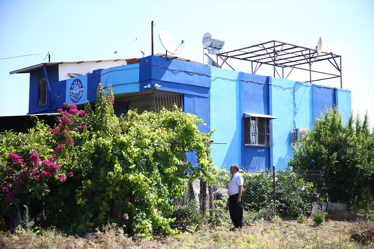 Adana Demirspor "sevgisini" evinin duvarına yansıttı