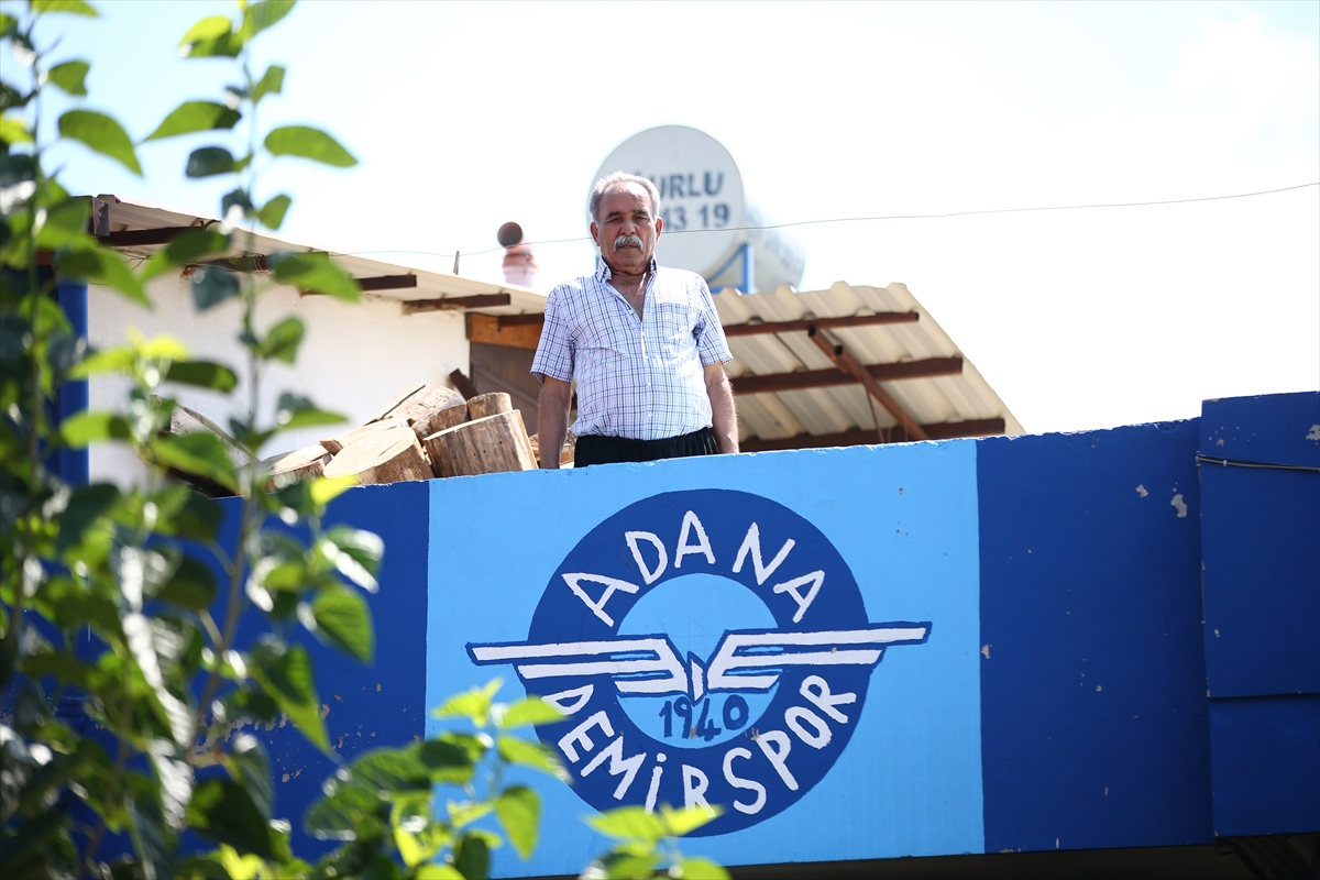 Adana Demirspor "sevgisini" evinin duvarına yansıttı