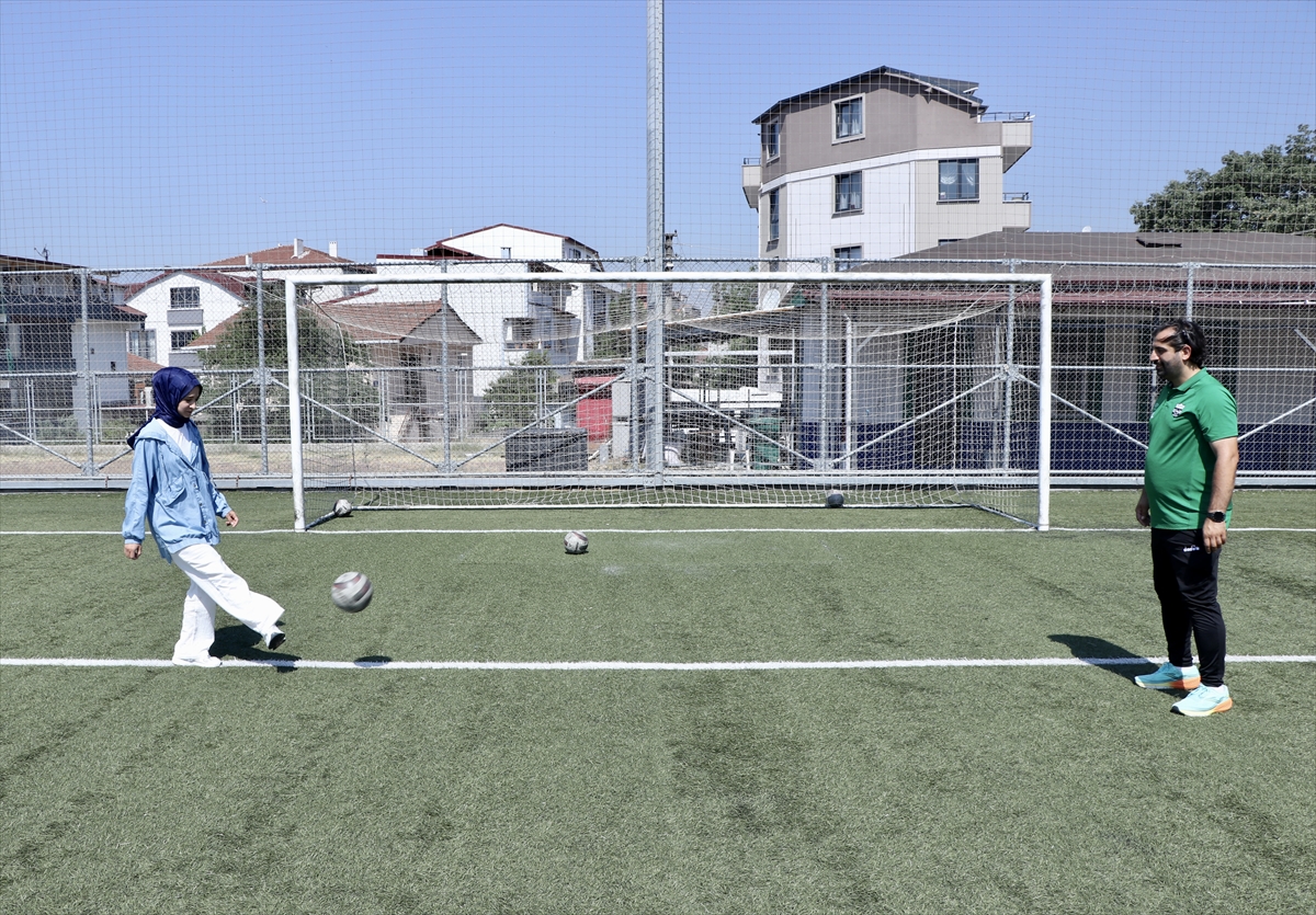Sahada rakip olan başkan çift, genç futbolcular için birlikte çalışıyor