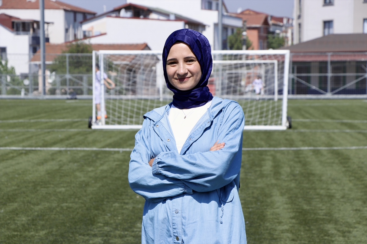 Sahada rakip olan başkan çift, genç futbolcular için birlikte çalışıyor