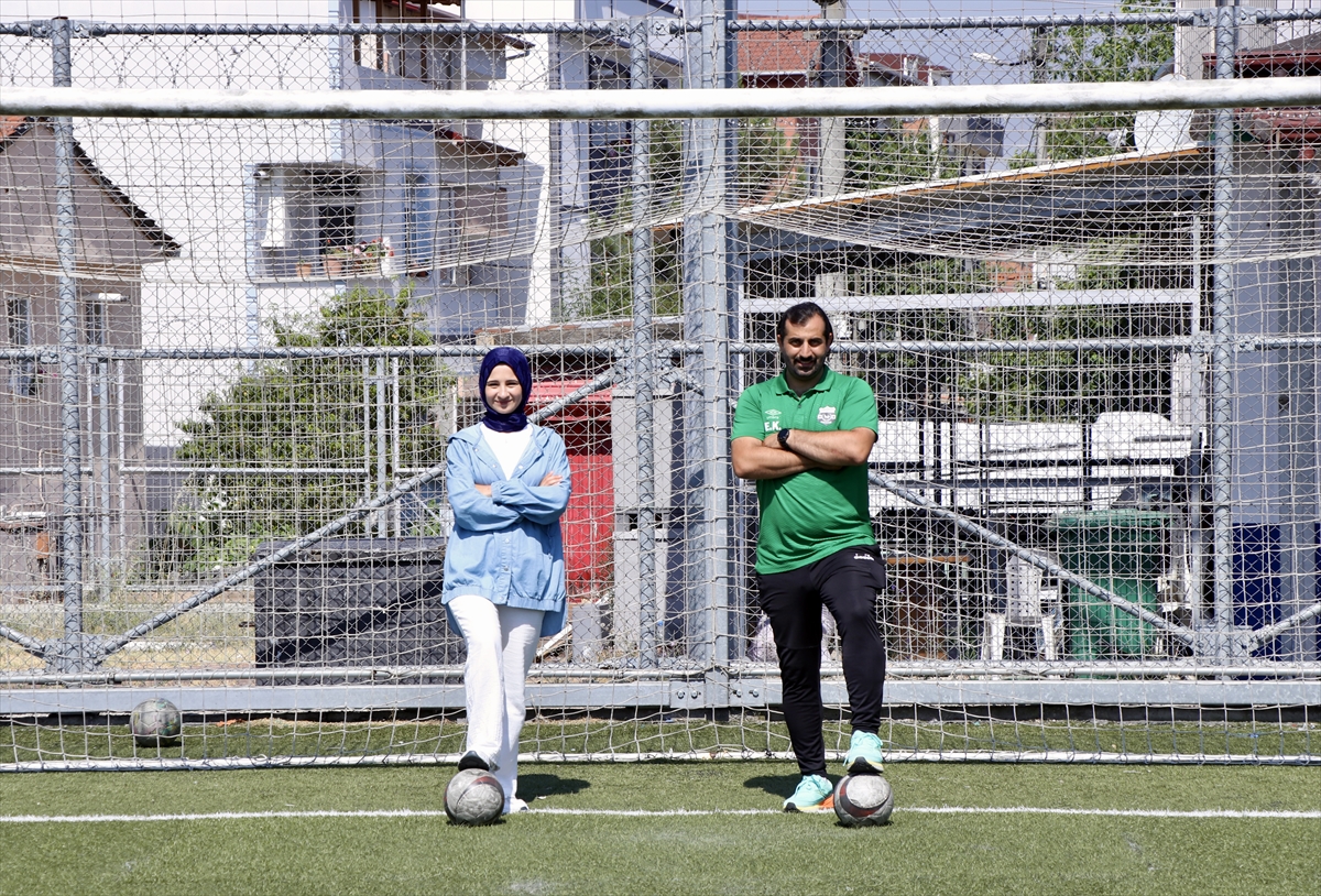 Sahada rakip olan başkan çift, genç futbolcular için birlikte çalışıyor