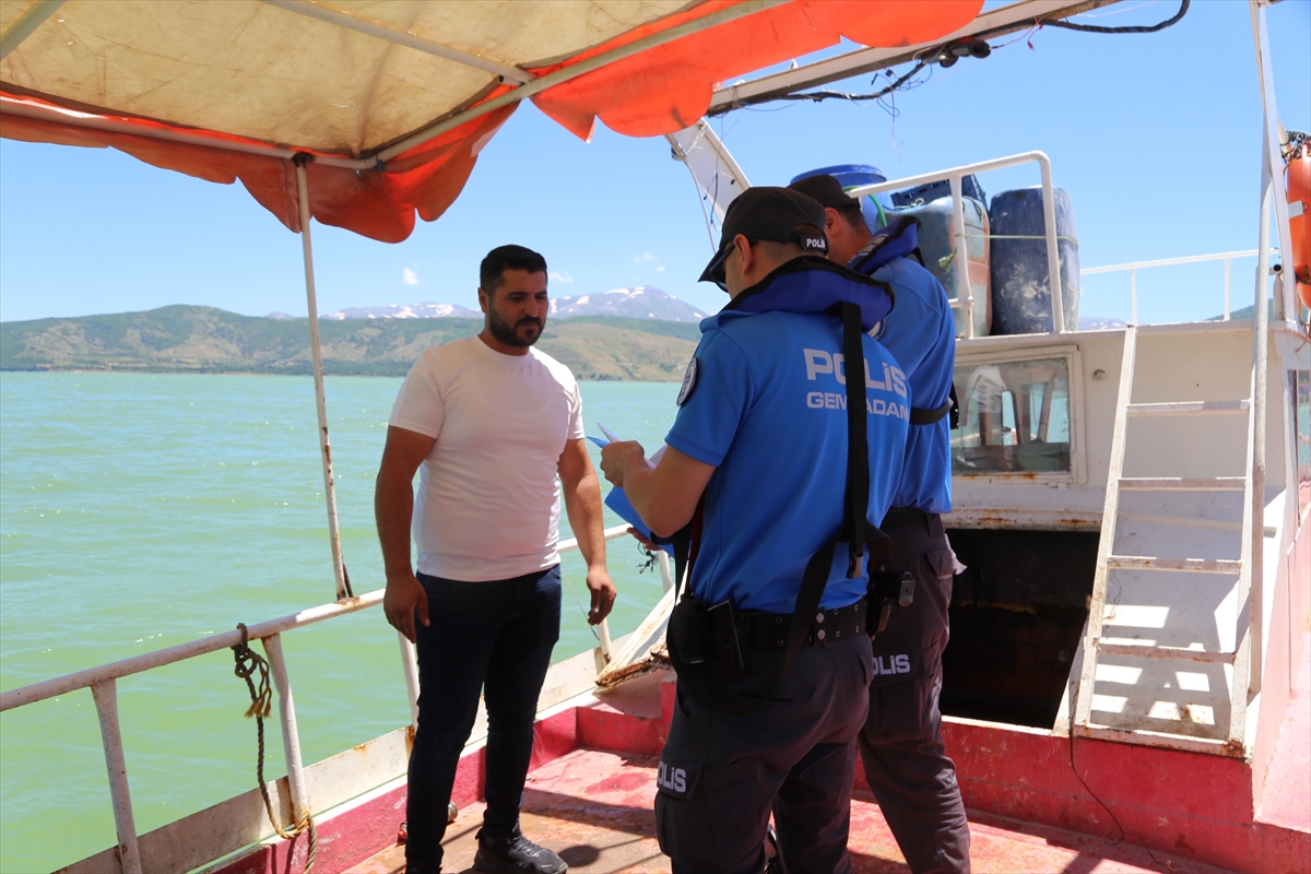 Deniz polisleri, Van Gölü'nde inci kefali nöbetinde